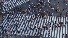 Người dân di chuyển trên đường phố Tokyo, Nhật bản. (Ảnh: AFP/ TTXVN)