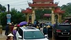 Dân đánh trống báo động, vây bắt nhóm côn đồ đập phá cổng làng