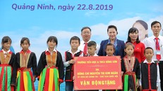 Bà Nguyễn Thị Kim Ngân - Uỷ viên Bộ chính trị, Chủ tịch Quốc hội nước Cộng hoà XHCN Việt Nam trao tặng bảng tượng trưng tặng trường Tiểu học & THCS Đồng Sơn, huyện Hoành Bồ, tỉnh Quảng Ninh cho đại diện lãnh đạo trường và các em học sinh.