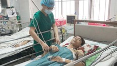 Cứu sống thanh niên bị bạn dùng cây sắt đâm xuyên phổi