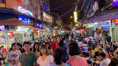 Khu phố cổ Hà Nội tấp nập vào tối dịp nghỉ lễ 2/9.