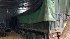 Chiếc xe tải đâm vào nhà dân khiến 2 người tử vong - Ảnh: VietNamNet