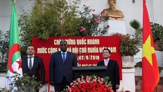 Hai vị Bộ trưởng Algeria và Đại sứ Phạm Quốc Trụ thực hiện nghi thức chào cờ tại Lễ kỷ niệm 74 năm Cách mạng Tháng Tám và Quốc khánh Việt Nam tại Algeria. (Nguồn: Tấn Đạt - TTXVN/Vietnam+).