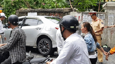 Nữ tài xế nghi đạp nhầm chân ga tông 3 người nhập viện