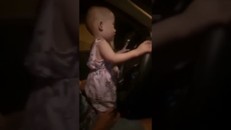 Thót tim nhìn em bé 2 tuổi cầm vô lăng điều khiển ô tô chạy trên quốc lộ