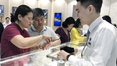 ​ Người dân chọn mua sản phẩm chế tác từ vàng. Ảnh: Mỹ Phương - TTXVN