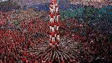 Xây tháp người - cuộc thi mạo hiểm không phân biệt già trẻ