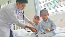 Phẫu thuật miễn phí cho 2 bé gái sinh đôi bệnh tim bẩm sinh