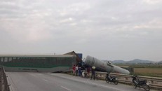 Xe tải vượt đường sắt, tàu hỏa lật chắn ngang quốc lộ 1A