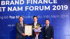 Ông Trần Tuấn Việt (giữa), Giám đốc Trung tâm Truyền thông và Tiếp thị, VPBank, tại lễ trao giấy chứng nhận xếp hạng TOP 50 thương hiệu mạnh Việt Nam 