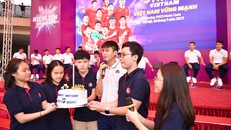 Duy Mạnh được fan tổ chức sinh nhật ở trường THCS Marie Curie