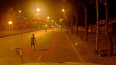 Trộm vặt gương container trong đêm bị tài xế đuổi đánh