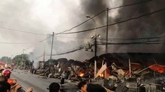 Cháy lớn ở chợ tạm Thanh Hóa, 400 ki-ốt bị thiêu rụi