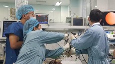 Bị téc nước rơi trúng, người phụ nữ nhập viện nguy kịch