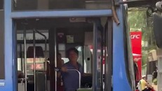 Sa thải tài xế xe buýt nhổ nước bọt vào người đi đường