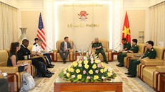 Thượng tướng Nguyễn Chí Vịnh, Thứ trưởng Bộ Quốc phòng tiếp ông Randall Schriver, Trợ lý Bộ trưởng Quốc phòng Hoa Kỳ phụ trách các vấn đề an ninh Ấn Độ Dương-Thái Bình Dương. (Ảnh: Minh Tuấn/TTXVN)