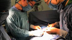 Nối thành công tá tràng bị đứt rời cho bé trai 11 ngày tuổi