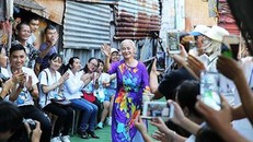 Ngày đẹp nhất của những cụ bà ở xóm trọ nghèo dưới chân cầu Long Biên