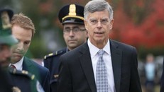 Đại sứ Mỹ giải trình, ông Trump rơi vào thế bí chưa từng có