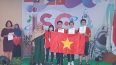 Các học sinh của Đoàn Việt Nam nhận giải Huy chương Vàng