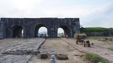 Quỹ Bảo tồn văn hóa của Đại sứ Mỹ (AFCP) hỗ trợ tu sửa Di tích cổng Nam thành nhà Hồ (tỉnh Thanh Hóa). (Ảnh: Hoa Mai/TTXVN)