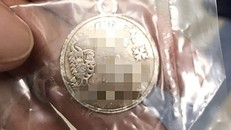 Bé trai suýt chết vì nuốt phải mặt dây chuyền