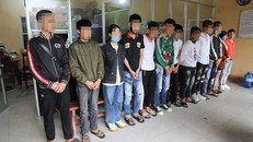 Nhóm thanh niên đi xe máy lạng lách, bốc đầu bị lực lượng chức năng xử lý - Ảnh: Lệ Thu/Dân trí