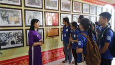 Triển lãm đã thu hút đông đảo học sinh, sinh viên quan tâm, tìm hiểu về cuộc đời và sự nghiệp của Chủ tịch Hồ Chí Minh vĩ đại - Ảnh: Báo Giáo dục và Thời đại