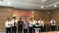 Các đại biểu cùng bấm nút thực hiện nghi thức khai mạc Triển lãm sách kỷ niệm 130 năm Ngày sinh Chủ tịch Hồ Chí Minh - Ảnh: Tuổi trẻ Thủ đô