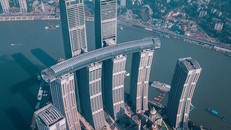 Độc đáo tòa nhà nằm ngang vắt giữa các cao ốc chọc trời
