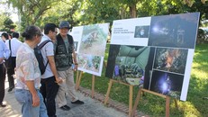 Công chúng thưởng lãm các tác phẩm trưng bày - Ảnh: Đại đoàn kết