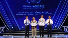 Ủy viên Bộ Chính trị, Bí thư Trung ương Đảng, Trưởng ban Tuyên giáo Trung ương Võ Văn Thưởng cùng Phó Thủ tướng Vũ Đức Đam trao giải tác giả và nhân vật tác phẩm giải Đặc biệt. Ảnh: VGP