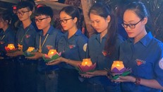 Thanh niên Thủ đô thắp nến tri ân các anh hùng liệt sĩ - Ảnh: Giáo dục và thời đại