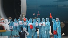 Các công dân thể hiện sự biết ơn tới Đảng, Nhà nước đã quan tâm hỗ trợ trong lúc khó khăn do dịch COVID-19. (Ảnh: Thành Đạt/TTXVN)