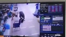 Clip camera ghi lại toàn cảnh hai đối tượng cướp ngân hàng BIDV