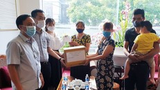  Nhiều đơn vị đã đến tặng quà, hỗ trợ gia đình du khách kẹt lại thành phố vì dịch bệnh. Ảnh: VGP/Lưu Hương