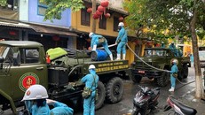 Huy động 6 xe chuyên dụng phun hóa chất khử trùng phố cổ Hội An