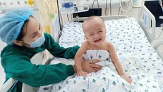 Trúc Nhi - Diệu Nhi pha trò phun mưa, 'thả tim' khi bác sĩ nói chuyện