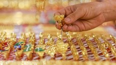 Chỉ trong vòng buổi sáng, giá vàng giảm gần 5 triệu đồng/lượng