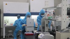 Trong hơn 2 tuần qua, Bệnh viện Nhi Trung ương đã xét nghiệm COVDIV-19 bằng phương pháp PCR hơn 10.000 mẫu từ những người trở về Hà Nội từ Đà Nẵng. Ảnh: VGP/Vũ Khoa