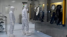 Nhân viên Công ty công nghệ sinh học của Nga làm việc trên dây chuyền sản xuất vaccine ngừa COVID-19 tại Siberia ngày 20/5. Ảnh: AFP/TTXVN