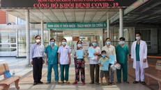 4 bệnh nhân Covid-19 điều trị ở Bệnh viện Đa khoa Trung ương Quảng Nam được công bố khỏi bệnh vào sáng nay (5/9). Ảnh: BV.