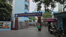 Một học sinh lớp 3 bị bỏ quên trên xe đưa đón