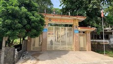 Bức tường bên ngoài cổng trường, nơi xảy ra sự việc- Ảnh: Zing