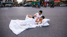 Bộ ảnh “bưng cả phòng ngủ ra phố” gây xôn xao