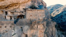 Điều ít biết về ngôi làng 500 tuổi trên vách đá cao, từng cấm du khách đến gần