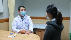 Người phụ nữ bị biến dạng ngực sau khi ‘nâng cấp' vòng 1