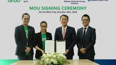 Ông Shin Dong Min - Ông Shin Dong Min - Giám đốc Quốc gia của Tập đoàn Tài chính Shinhan tại Việt Nam và Bà Nguyễn Thái Hải Vân – Giám đốc Điều hành của Grab tại Việt Nam tại buổi lễ ký kết.