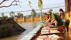Xúc động hình ảnh thầy cô vùng lũ phơi sách vở giữa 'biển nước'