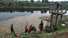 Cận cảnh dẫn giải nghi phạm sát hại nữ sinh ngân hàng đến hiện trường